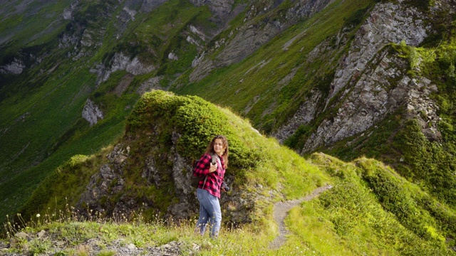 徒步登山的女人视频素材