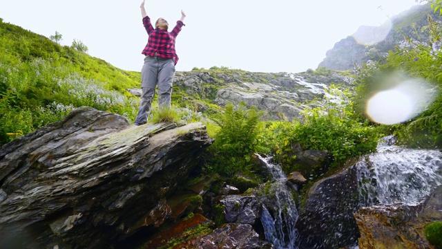 喜欢在山上徒步旅行的女背包客视频素材