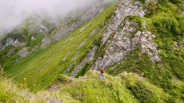 徒步登山的女人视频素材