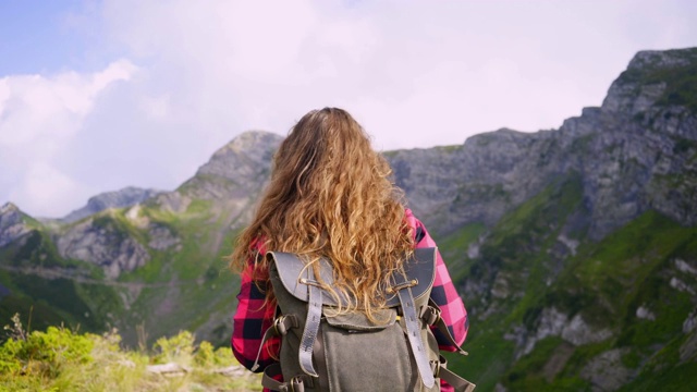 徒步登山的女子视频素材