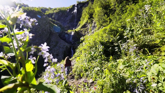 远处，一个女人在风景如画的小路上站了起来视频素材