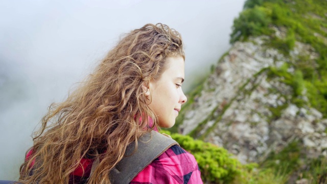 女游客在山中行走视频素材