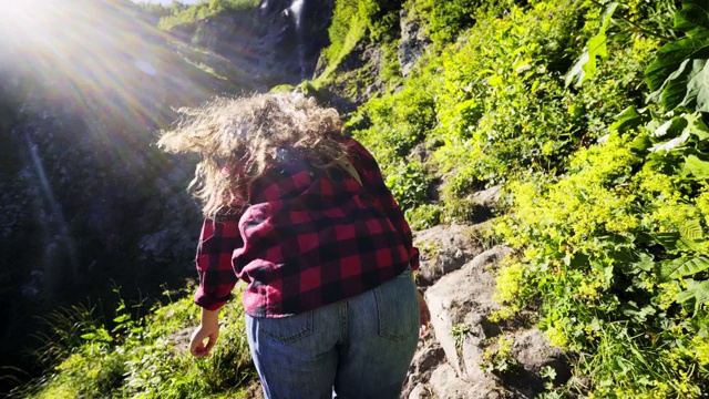 跟着一个女人爬上了山路视频素材