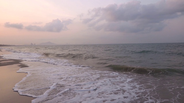 4k手持拍摄:海滩的美丽，日落时的海景。视频素材