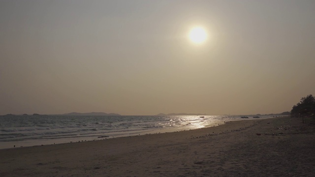 4k手持拍摄:海滩的美丽，日落时的海景。视频素材