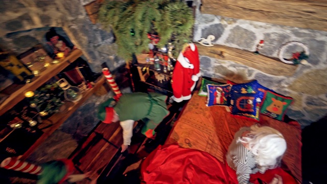 圣诞老人睡在特别装饰的房间里的床上视频素材