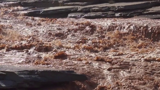 一场暴雨后，浊流缓慢泛滥视频素材