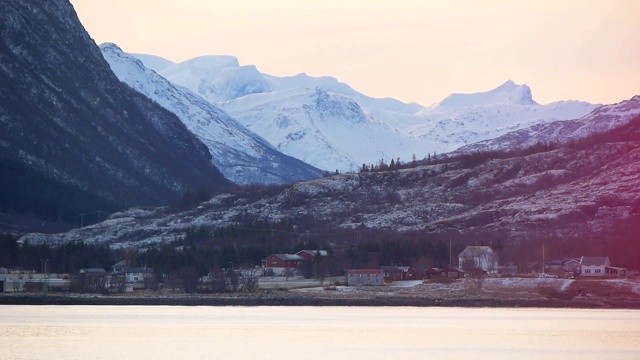 冬季景观与雪山和小村庄视频素材