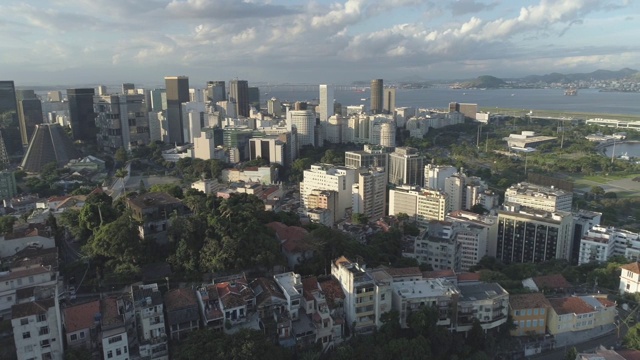 阳光明媚的白天，在空中拍摄巴西里约热内卢市中心，背景是海洋和瓜纳巴拉湾视频素材