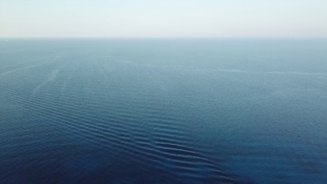 从四轴飞行器在海面上的视野。阳光明媚的夏日，无边无际的地中海视频素材