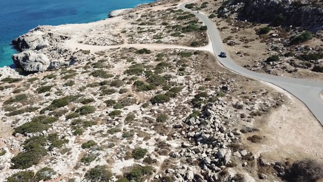 夏天。在塞浦路斯靠近阿伊纳帕的风景如画的格列科角海岸俯视图视频素材