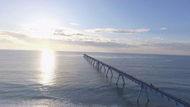 海滩和桥视频下载