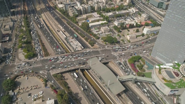 特拉维夫市公路白天。无人机俯瞰以色列阿亚隆市中心交通繁忙的汽车道路视频素材