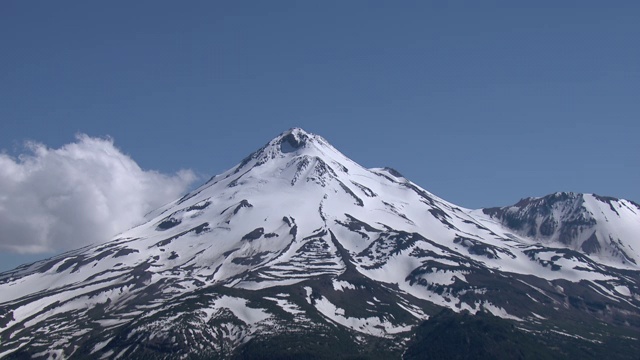 鸟瞰白雪皑皑的沙斯塔山，美国加利福尼亚州西斯基尤县。视频素材