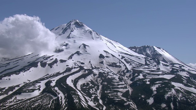 鸟瞰图的雪覆盖的山顶沙斯塔山，西斯基尤县，加利福尼亚州，美国。视频素材