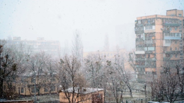 窗外飘着雪花，苏联的老房子视频素材