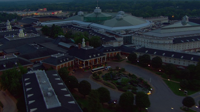 鸟瞰图的盖洛德Opryland度假村和会议中心在城市的黄昏，纳什维尔，田纳西州，美国。视频素材