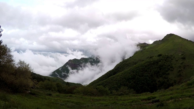 暴风雨，云在山中，时光流逝视频素材