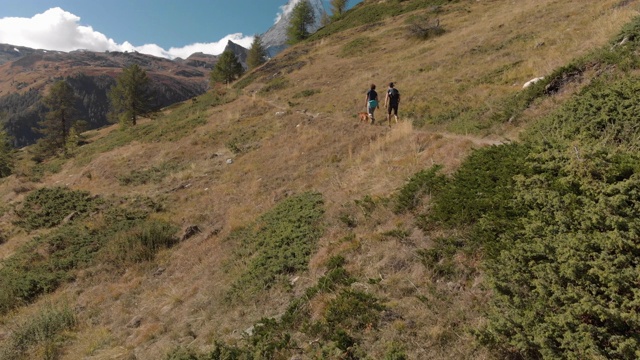 两个年轻人在马特洪峰附近徒步旅行视频素材