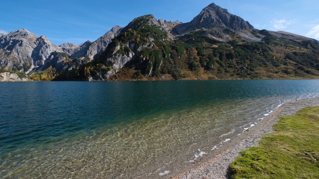 阿尔卑斯山的塔彭卡湖，奥地利。全景相机移动。视频素材