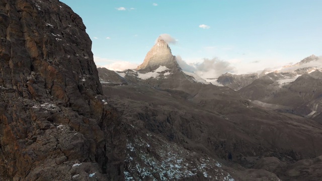 在马特洪峰附近徒步旅行的妇女视频素材