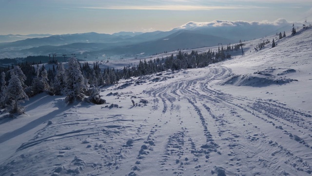 山上的早晨，滑雪胜地Dragobrat，喀尔巴阡，乌克兰视频素材