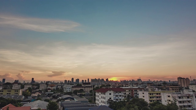 白天到夜晚的延时云天空景观。视频素材