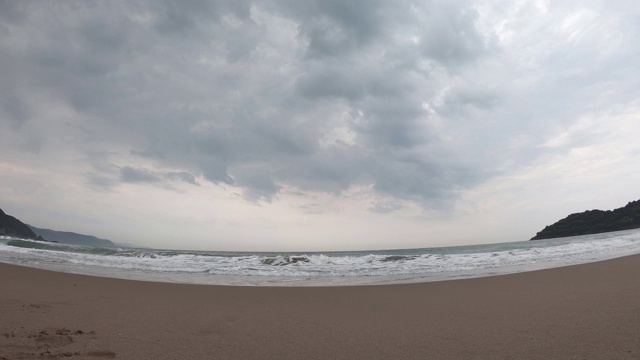 海浪拍打着卵石。海上冲浪。海浪冲击着岸边的卵石。夏日海滨度假概念视频素材