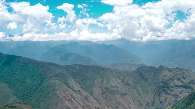 秘鲁库斯科地区乌鲁班巴山脉的TL景观。从马丘比丘山顶俯瞰视频素材