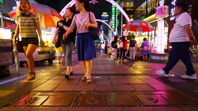 韩国釜山夜间购物街视频素材