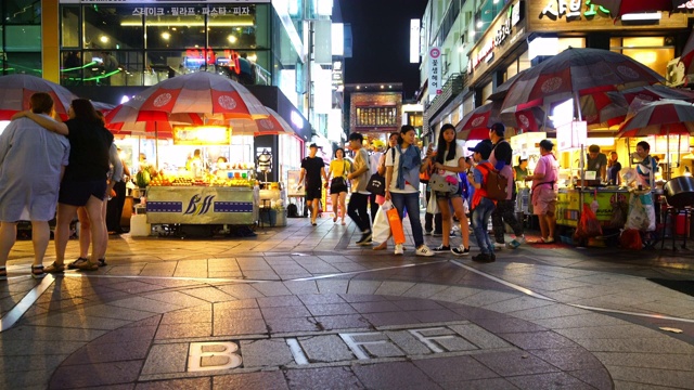 韩国釜山夜间购物街视频素材