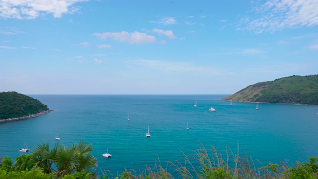 在泰国普吉岛，夏日阳光下的风景海滩和大海视频素材