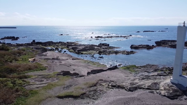 用无人机拍摄海边的岩石视频素材