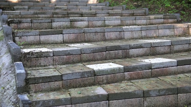 花岗岩楼梯在一个多云的日子在温泉公园，沿楼梯观看视频素材