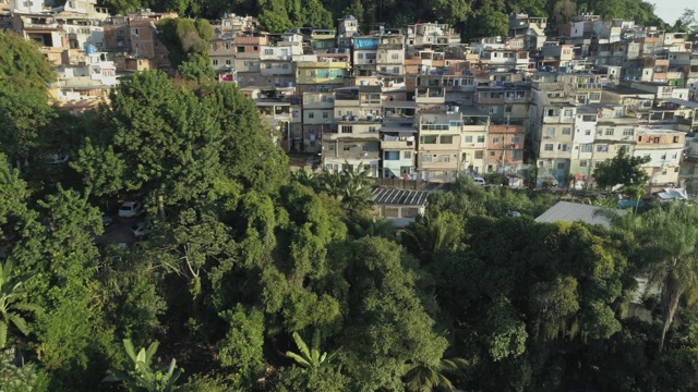 日出时，巴西里约热内卢森林上空的宽阔空中正在接近山顶贫民窟视频素材