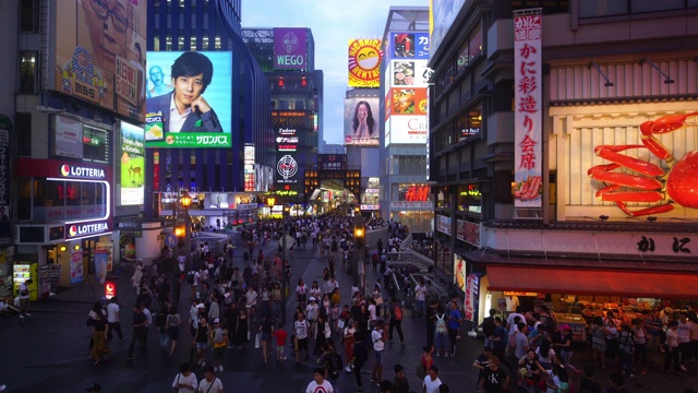 游客走在夜间，在道顿堀购物视频素材