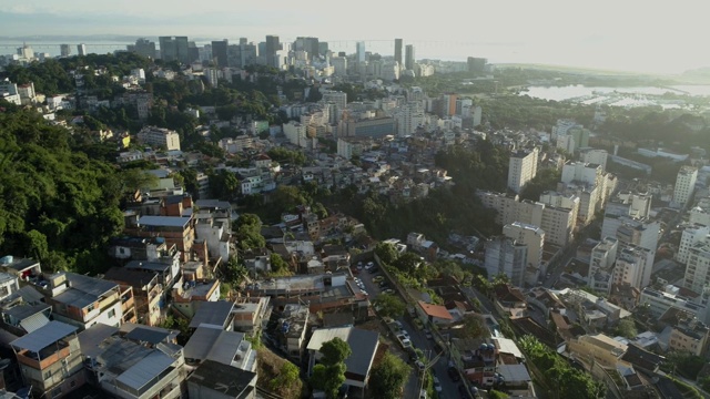 背景中是里约热内卢市中心的高层建筑，从山顶上俯瞰贫民窟视频素材