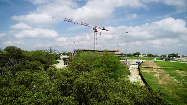 建筑起重机建设未来塔视频素材