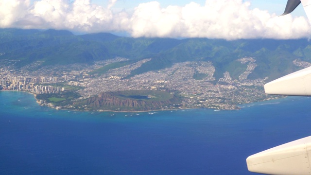 在夏威夷瓦胡岛上空飞行，4K慢动作，每秒60帧视频素材