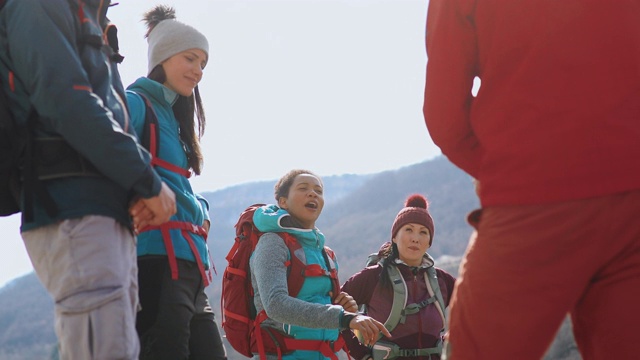 登山教练给大家讲解登山安全视频素材