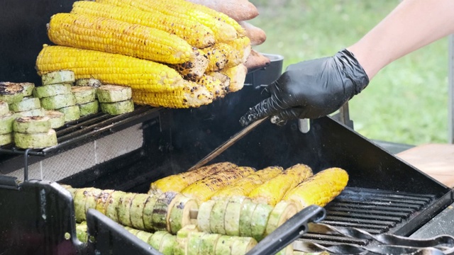 烤玉米和西葫芦在格栅烧烤泰国街头食物。4 k视频素材