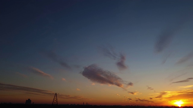 彩色多云史诗天空在日落上莫斯科城市的全景剪影视频素材