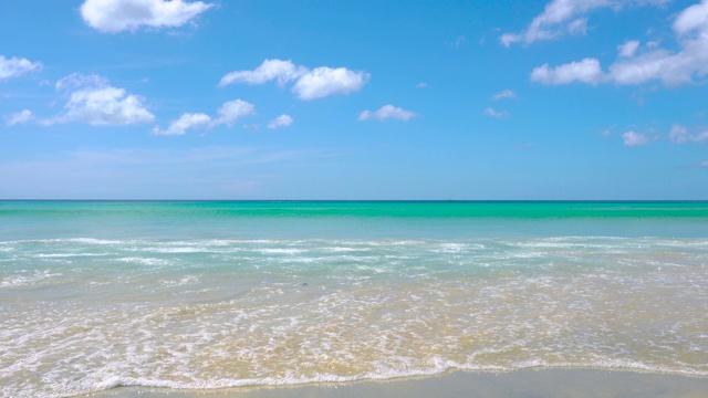 在泰国普吉岛，夏日阳光下的风景海滩和大海视频素材