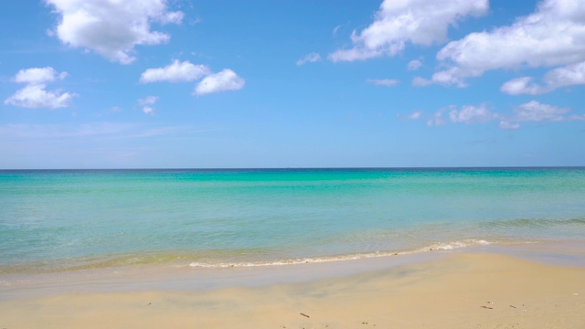 在泰国普吉岛，夏日阳光下的风景海滩和大海视频素材