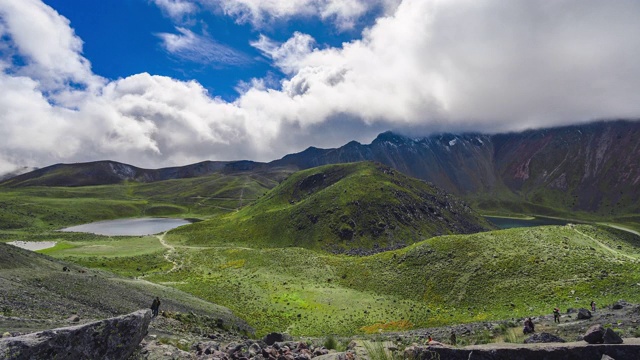 田野和山脉景观时间流逝视频素材