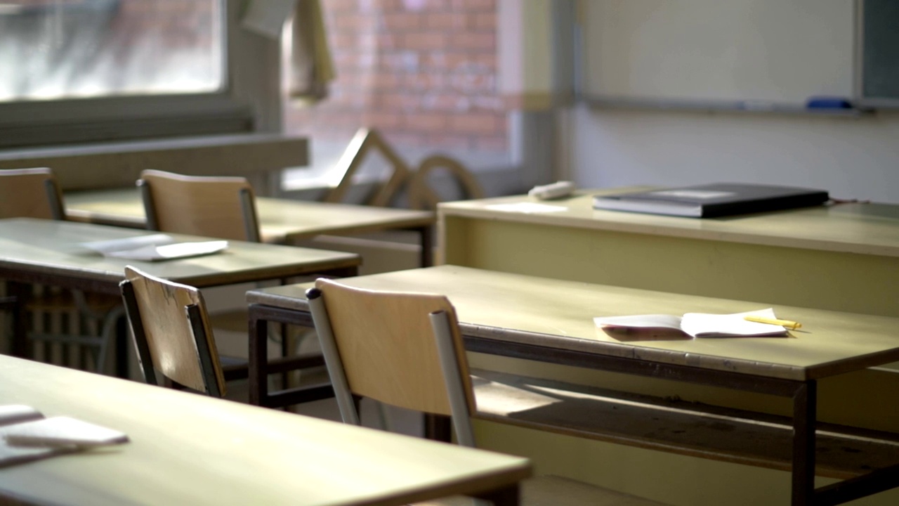 学校里空荡荡的教室视频素材