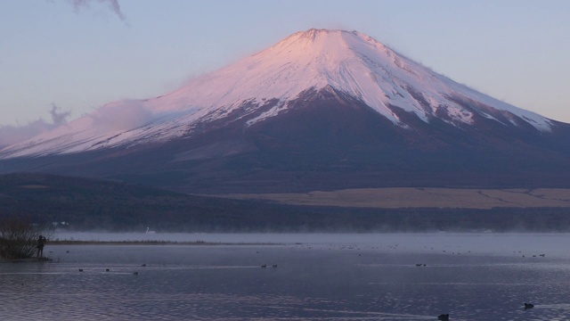 日出时山中湖上的富士山视频素材