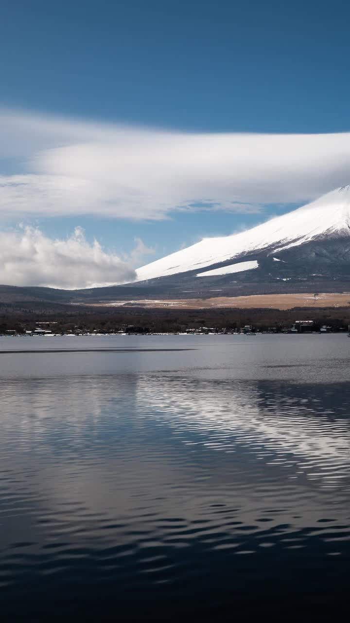 富士山顶上的透镜状云(垂直/定时/平移)视频素材