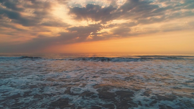 海面日出，浪花溅沙，鸟瞰视频素材