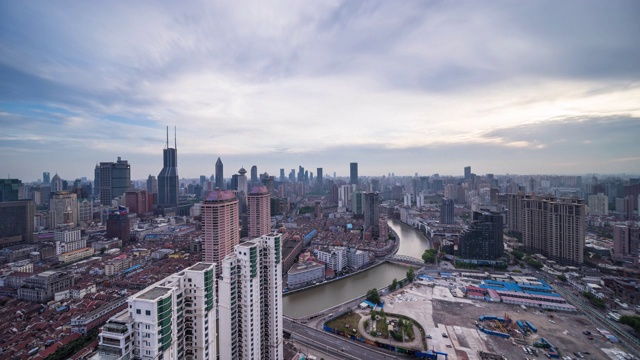 高处俯瞰上海都市都市景观从黄昏到夜晚的过渡视频素材